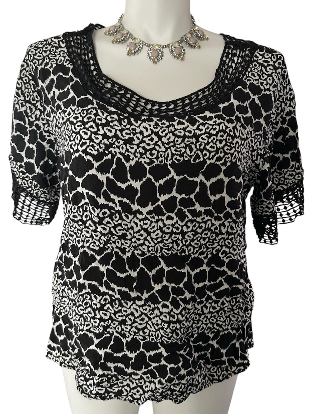 Unique Spectrum Black & White Leopard Print Crochet-Trim Women’s Top EUC sz 2X